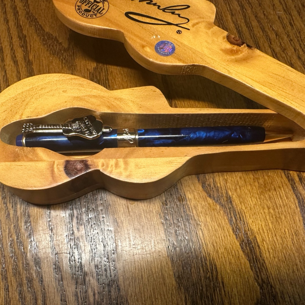 ELVIS PRESLEY EPE Collectible Pen W/ Guitar Case